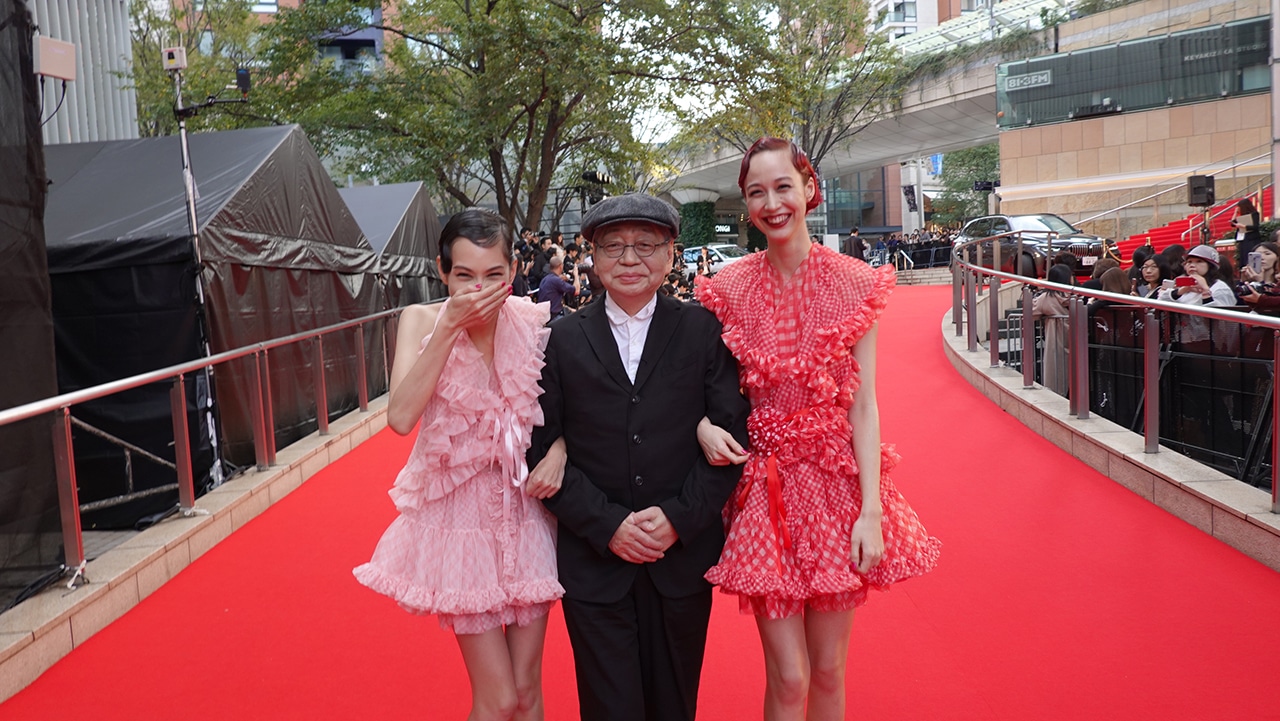 左から水原希子、細野晴臣、水原佑果。(c)2019「NO SMOKING」FILM PARTNERS