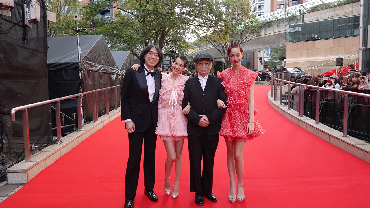 左から佐渡岳利監督、水原希子、細野晴臣、水原佑果。(c)2019「NO SMOKING」FILM PARTNERS