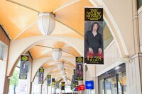 ナナちゃんストリートに掲出された広告。