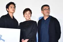 左から北村匠海、大竹しのぶ、篠原哲雄監督。