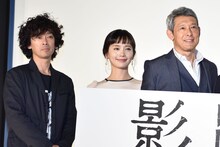 左から滝藤賢一、中村ゆり、鶴見辰吾。