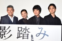 左から鶴見辰吾、尾野真千子、山崎まさよし、北村匠海。