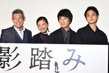 左から鶴見辰吾、尾野真千子、山崎まさよし、北村匠海。