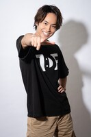 取材後に私服に着替えた平埜生成。