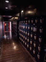 長い通路の途中には105口のコインロッカーも。