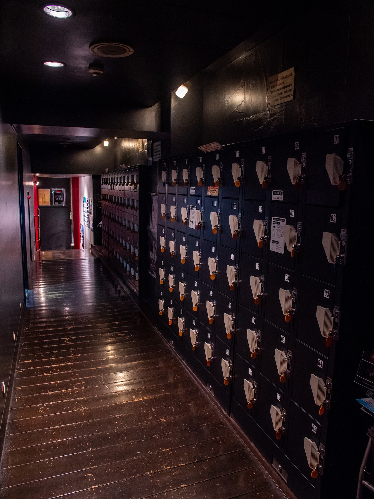 長い通路の途中には105口のコインロッカーも。
