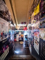 入り口の扉を開けると目の前に、無数のポスターが貼られた壁が広がる。