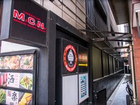 MACANAのエントランスは、アーケード沿いのビルとビルの隙間を15mほど奥に入ったところにある。