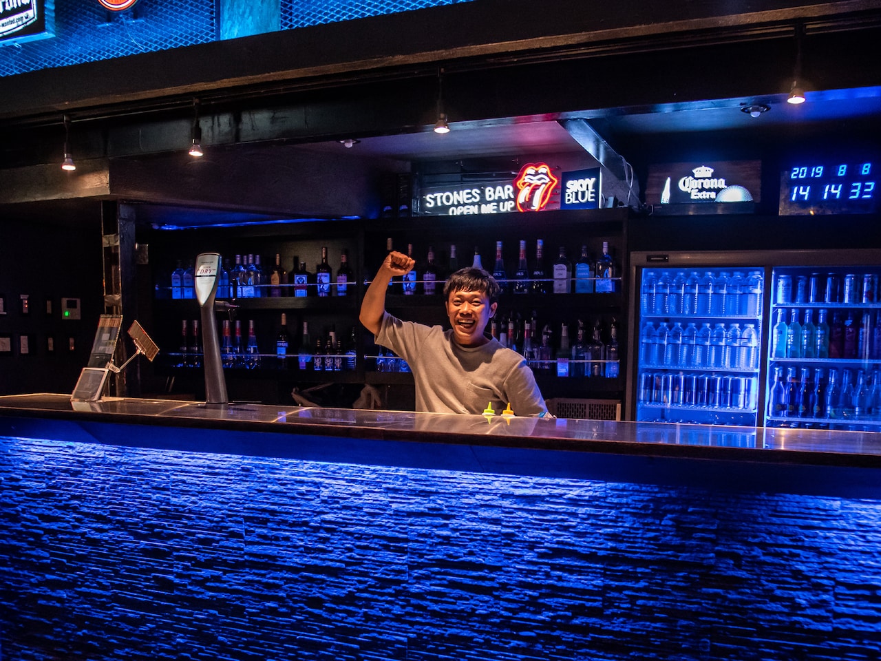 バーカウンターに入る佐藤店長。