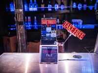 バーカウンターで配布されている「EBISUYA FILE vol.11」。