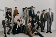 SEVENTEEN。一番右がエスクプス。