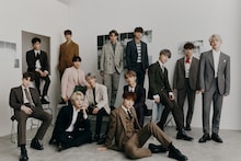 SEVENTEEN。下段左から2番目がジョンハン。