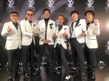 トロフィーを手に笑顔の東京スカパラダイスオーケストラ。（写真提供：Sony Music Artist Inc.）