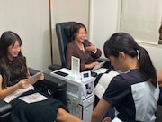 マッサージを受けるモーニング娘。'19の牧野真莉愛とJuice=Juiceの高木紗友希。