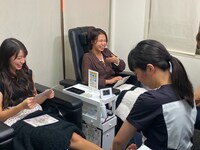 マッサージを受けるモーニング娘。'19の牧野真莉愛とJuice=Juiceの高木紗友希。