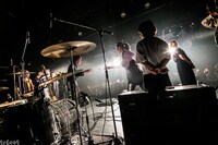 じゃんけんをする中嶋イッキュウ（Vo, G）とyonigeのサポートギタリスト・土器大洋（LILI LIMIT）。（Photo by Yoshitake kaochi）