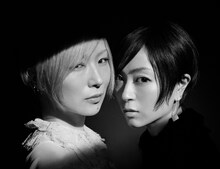 「浪漫と算盤」ミュージックビデオより、椎名林檎と宇多田ヒカル。