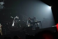 となりの坂田。（撮影：小松陽祐［ODD JOB］、堀卓朗［ELENORE］）