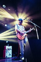 牛丸ありさ（Vo, G）（撮影：小杉歩）