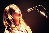 牛丸ありさ（Vo, G）（撮影：小杉歩）