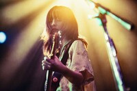 牛丸ありさ（Vo, G）（撮影：小杉歩）