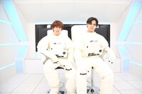 宇宙飛行士に扮した超特急のリョウガとカイ。