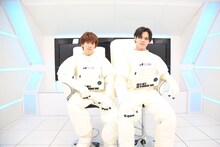 宇宙飛行士に扮した超特急のリョウガとカイ。