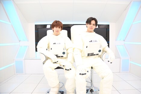 宇宙飛行士に扮した超特急のリョウガとカイ。