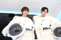 宇宙飛行士に扮した超特急のリョウガとカイ。