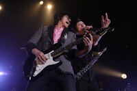 BARBEE BOYS。左からいまみちともたか（G）、KONTA（Vo, Sax）。（撮影：相澤心也）