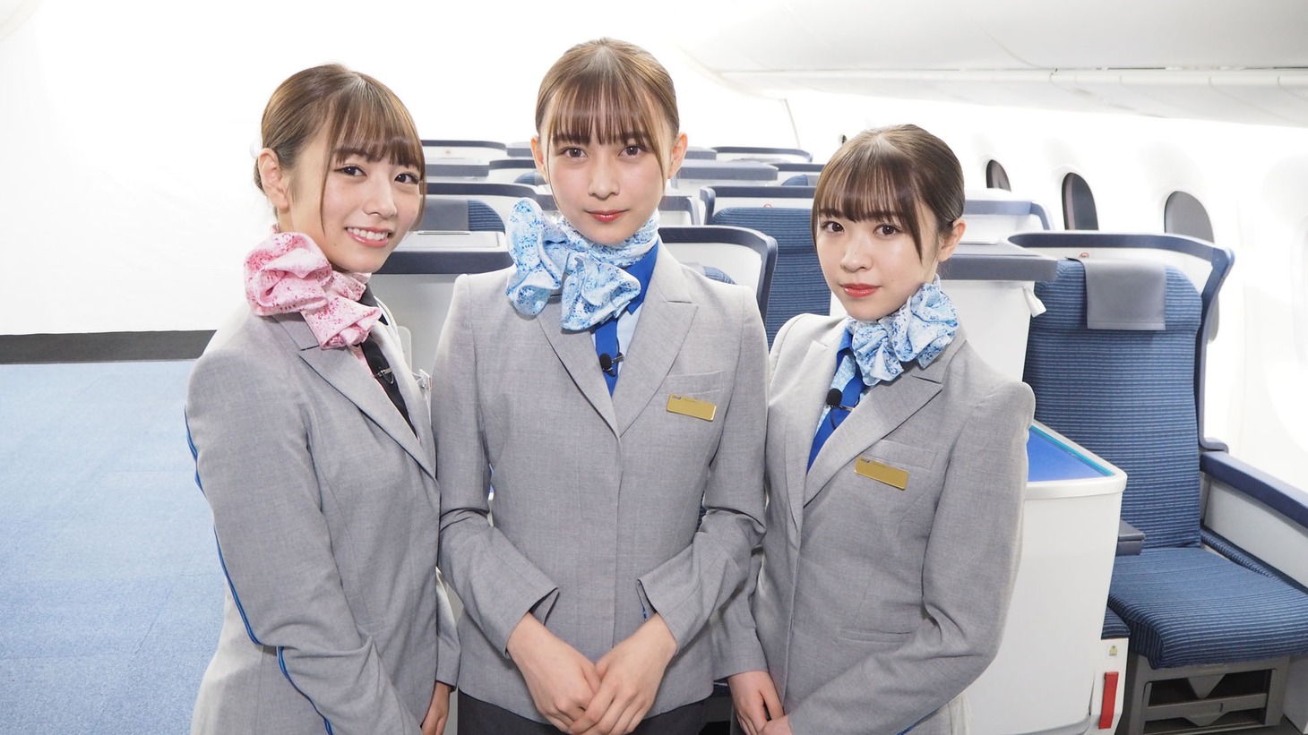 左から北野日奈子、鈴木絢音、渡辺みり愛。
