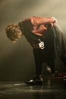 オーディエンスに向けて、深々とお辞儀をするしゅーず。（撮影：小松陽祐［ODD JOB］）