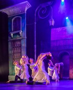 「バーン・ザ・フロア」の舞台写真。