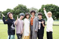 KEYTALK、広瀬アリス、滝藤賢一の集合写真。