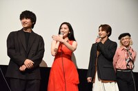 リョウガとユーキのサプライズ登場に驚く登壇者たち。