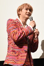 金子大地にハグをされ「惚れました」と宣言するユーキ。