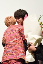 金子大地（右）にハグされたユーキ（左）。