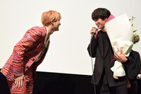 金子大地（右）に花束を手渡したユーキ（左）。