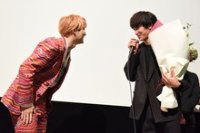 金子大地（右）に花束を手渡したユーキ（左）。