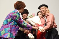 りゅうちぇる（右）に花束を手渡すリョウガ（左）。