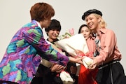 りゅうちぇる(右)に花束を手渡すリョウガ(左)。