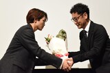 宮脇亮（右）に花束を渡す草川拓弥（左）。