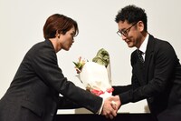 宮脇亮（右）に花束を渡す草川拓弥（左）。