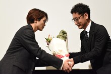 宮脇亮（右）に花束を渡す草川拓弥（左）。