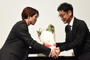 宮脇亮(右)に花束を渡す草川拓弥(左)。