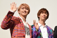 小声で「どすこい、どすこい」とつぶやくユーキ（左）とそれを聞くリョウガ（右）。