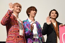 「どすこい、のこった」とつぶやくユーキ（左）と、吹き出すリョウガ（中央）、タクヤ（草川拓弥 / 右）。