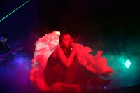 自身で作ったという繭から登場した植田真梨恵。（撮影：山口渚）