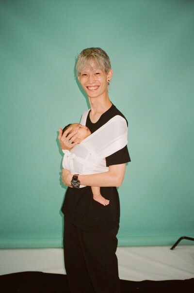 KIKIを抱っこする藤本夏樹。（撮影：伊藤元気）