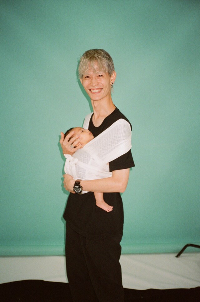 KIKIを抱っこする藤本夏樹。（撮影：伊藤元気）